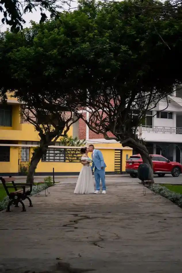 Pareja en parque besandose